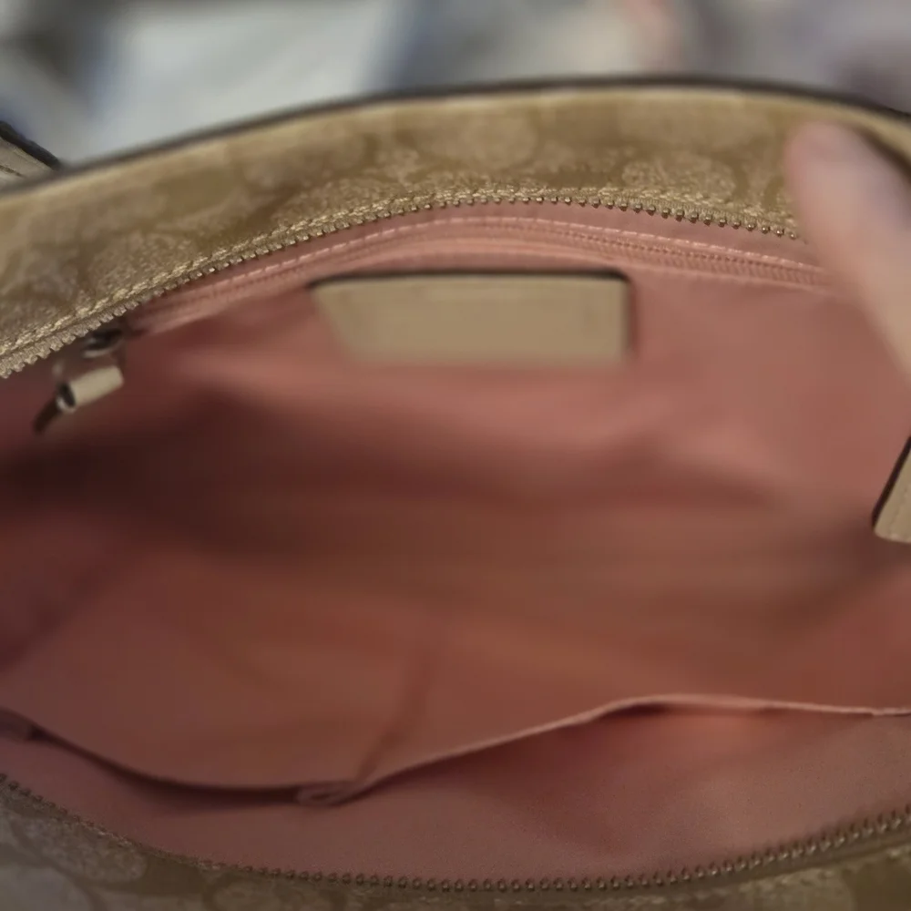 VEUC Coach Chelsea Heritage Leather Shoulder Tote Bag In Beige & Pink Beautiful! - Picture 10 of 11